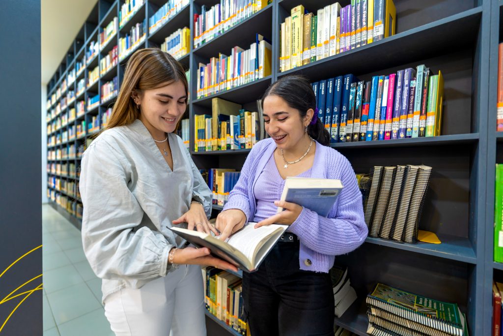 El Diplomado en Docencia Universitaria de la Universidad de Talca es uno de los programas más consolidados del país en formación docente basada en competencias. Su propósito es fortalecer las capacidades pedagógicas del cuerpo académico mediante una propuesta coherente con el modelo educativo institucional.

Gracias al compromiso de académicos y profesionales, el diplomado ha formado a más de 875 docentes desde su creación, promoviendo prácticas alineadas con los compromisos formativos y la calidad de la enseñanza universitaria.