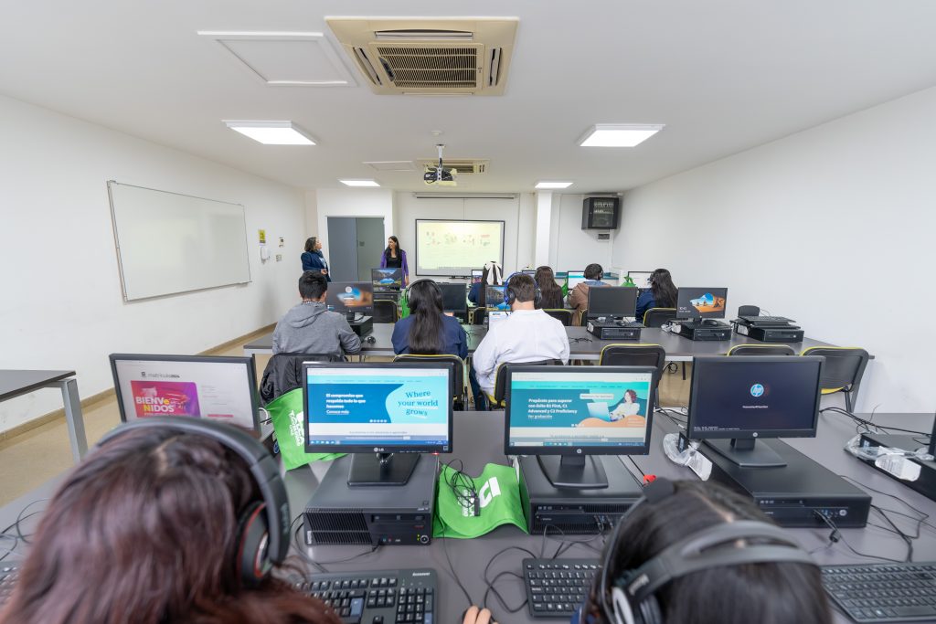 La formación continua es clave para fortalecer la labor docente. La Universidad de Talca ofrece talleres, cursos y mentorías que abordan metodología, evaluación, tecnologías y sello institucional. Desde 2018, se han realizado más de 348 talleres, con 7.400 asistencias docentes.

Además, se han impartido cinco cursos en modalidades sincrónica y asincrónica, beneficiando a 142 personas. Estas instancias permiten actualizar conocimientos y consolidar buenas prácticas, promoviendo una docencia innovadora y coherente con nuestro modelo educativo.