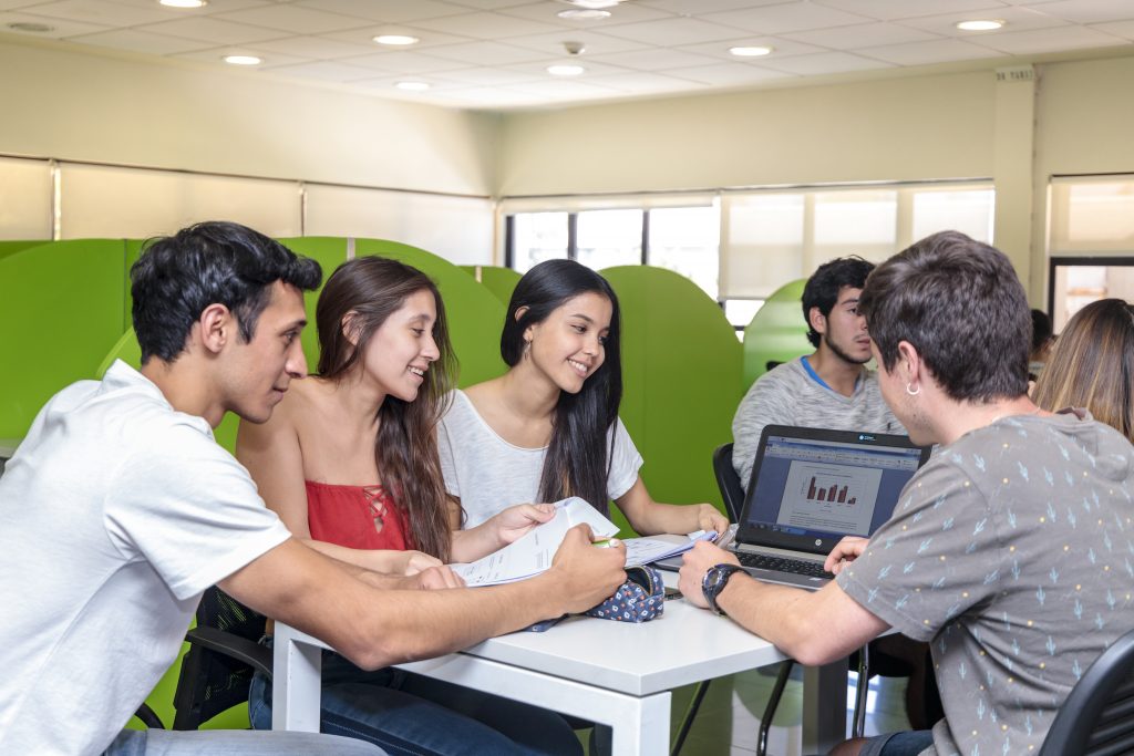La Academia imparte todos los años el Curso de Inducción a la Docencia Universitaria. Es un curso asincrónico, de 27 horas, organizado en cinco unidades que cubren contenidos para la labor formativa de los docentes de la universidad.

Su objetivo es que las y los docentes que se incorporan a la Universidad de Talca, puedan adquirir conocimientos generales vinculados a la institución, su misión y regulación, modelo educativo y el enfoque curricular.